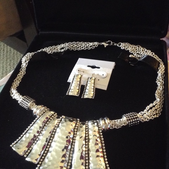 💥Final Price💥STUNNING STATEMENT NECKLACE SET - Picture 3 of 5
